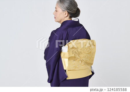 紫色の着物を着たシニア女性 124185588
