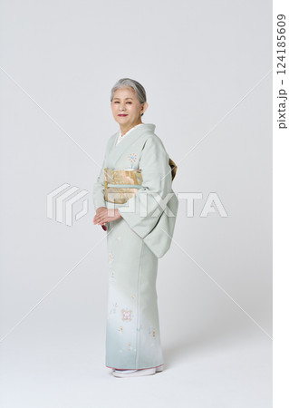 淡い緑の着物姿の笑顔のシニア女性 124185609
