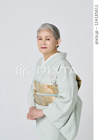 淡い緑の着物姿の笑顔のシニア女性 124185611