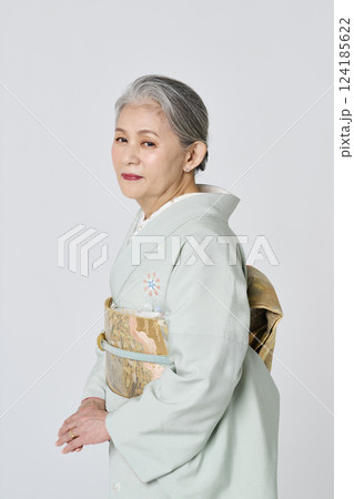 淡い緑の着物姿の笑顔のシニア女性 124185622