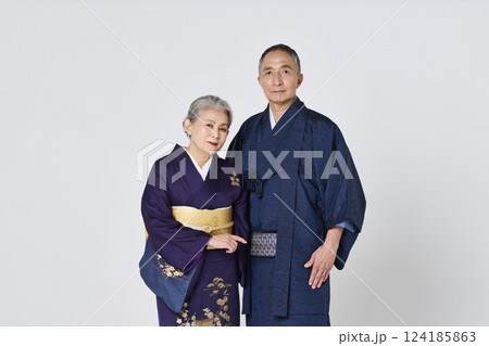 仲良く微笑む着物を着たシニア夫婦 仲良く微笑む着物を着たシニア夫婦 124185863