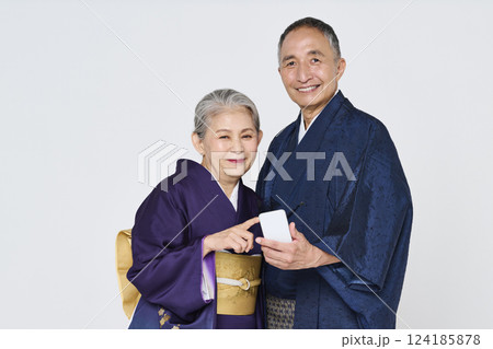 一緒にスマートフォンを使う着物を着たシニア夫婦 124185878