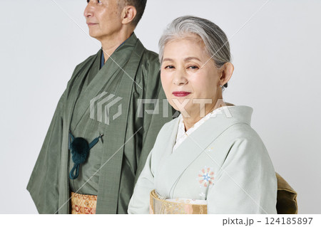 仲良く微笑む着物を着たシニア夫婦 仲良く微笑む着物を着たシニア夫婦 124185897