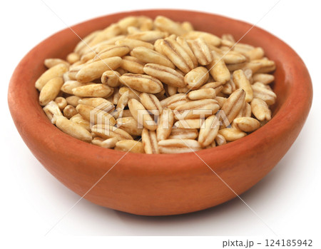 Whole oats in a bowl 124185942