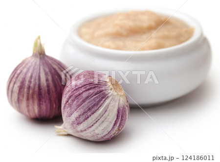 Solo or single clove garlic with paste 124186011