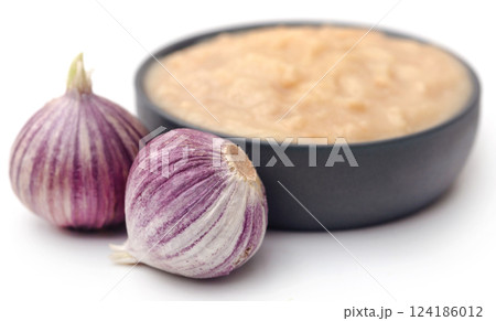 Solo or single clove garlic with paste 124186012