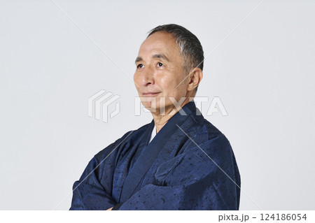 紺色の着物を着たシニア男性のポートレート 124186054