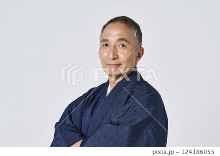 紺色の着物を着たシニア男性のポートレート 124186055