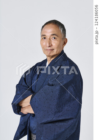 紺色の着物を着たシニア男性のポートレート 紺色の着物を着たシニア男性のポートレート 124186056