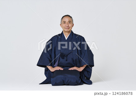 正座をする紺色の着物姿のシニア男性 124186078