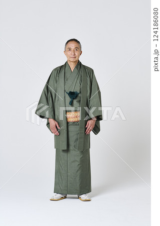 緑色の着物姿のシニア男性のポートレート 124186080