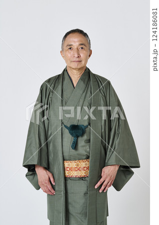 緑色の着物姿のシニア男性のポートレート 124186081