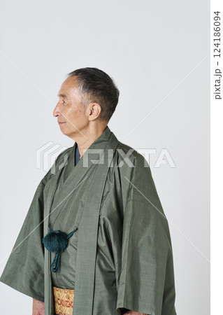 緑色の着物姿のシニア男性の横顔 124186094