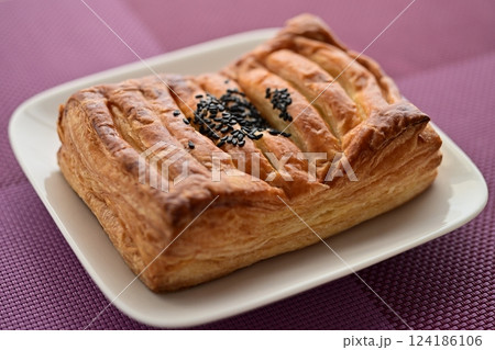 焼きいもパイ なると金時芋餡 焼きいもパイ なると金時芋餡 124186106