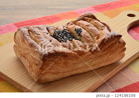 焼きいもパイ なると金時芋餡 焼きいもパイ なると金時芋餡 124186108