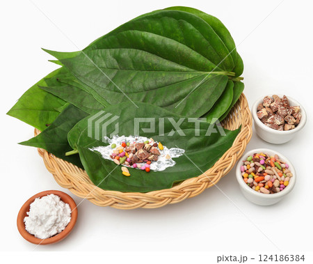 Betel leaf and its spices 124186384