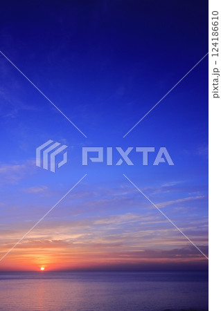 水平線に沈む夕日 水平線に沈む夕日 124186610