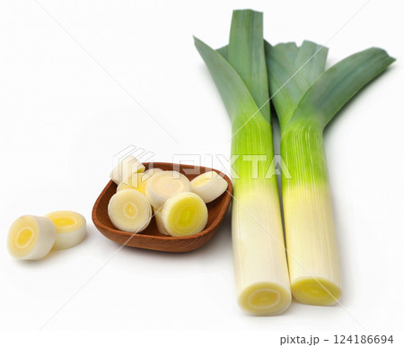 Fresh leek stems and leaves 124186694