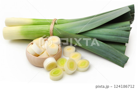 Fresh leek stems and leaves 124186712