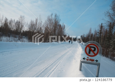 雪の旅路 124186779