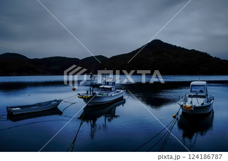 <五島の風景>夜明けの海と漁船 <五島の風景>夜明けの海と漁船 124186787