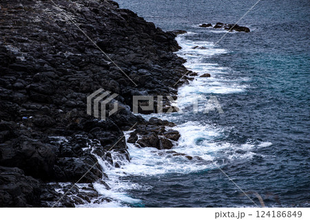 <五島の風景>荒天の鐙瀬溶岩海岸 <五島の風景>荒天の鐙瀬溶岩海岸 124186849