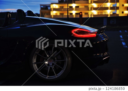 ツヤツヤの黒いオープンカー ツヤツヤの黒いオープンカー 124186850