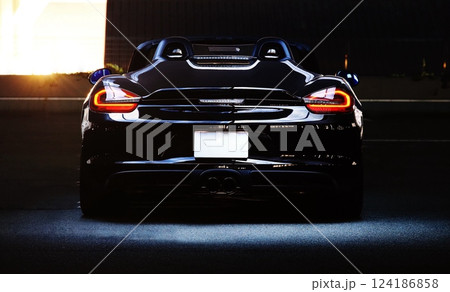 ツヤツヤの黒いオープンカー 124186858