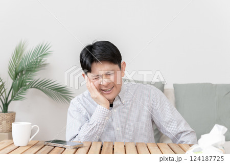 歯が痛い男性　歯痛　虫歯　歯周病　顎関節症　扁桃炎 124187725