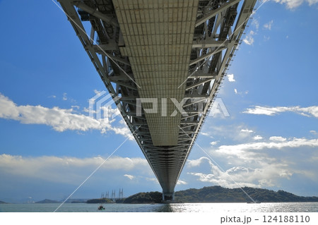 瀬戸内海の島へと繋がる瀬戸大橋の真下からの眺め 瀬戸内海の島へと繋がる瀬戸大橋の真下からの眺め 124188110