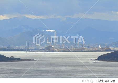 鷲羽山の展望台から眺めた坂出の工業地帯の景色 124188126