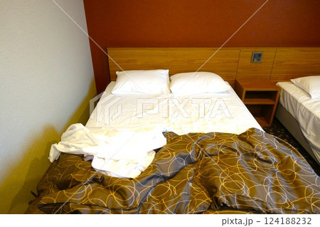 チェックアウト時の散らかったホテルのベッド チェックアウト時の散らかったホテルのベッド 124188232