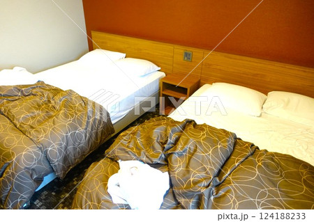 チェックアウト時の散らかったホテルのベッド 124188233