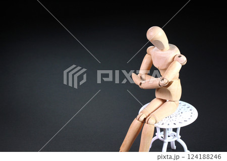 椅子に座る木の人形 椅子に座る木の人形 124188246