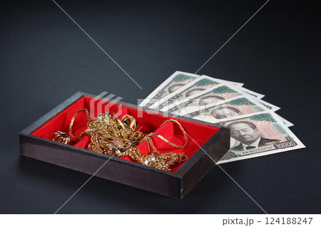 1万円札と金のジュエリー 124188247