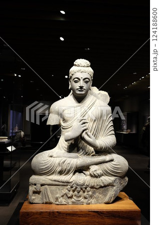 最初期の仏像（ガンダーラ仏） 124188600