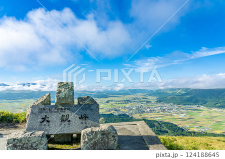 熊本県阿蘇市 秋の大観峰から眺める阿蘇のカルデラと雲海 熊本県阿蘇市 秋の大観峰から眺める阿蘇のカルデラと雲海 124188645