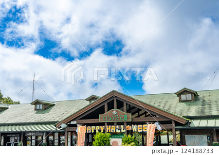 大分県竹田市　秋のくじゅう花公園の入り口 124188733