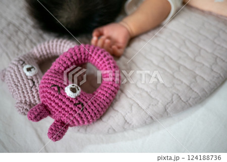 赤ちゃんの手と編み物のおもちゃ 赤ちゃんの手と編み物のおもちゃ 124188736