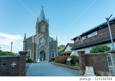 熊本県天草市　世界文化遺産に登録された天草の崎津カトリック教会の夕景 124188768