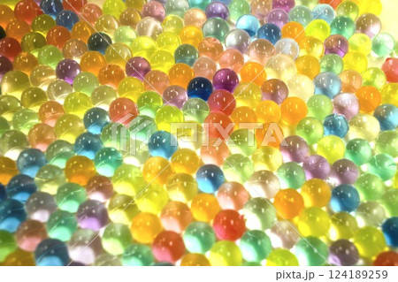 カラフルなウォータービーズ 124189259