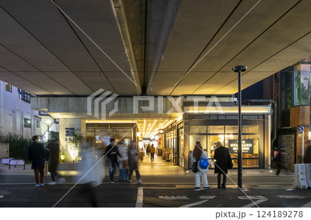 下北沢に新たに商業施設【ミカン下北　MIKAN SHIMOKITA】にぎわい始めた夕方 124189278