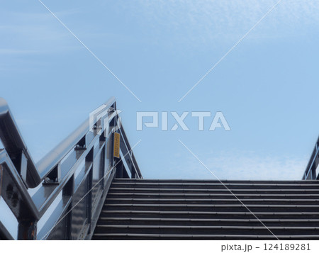 階段と青空 階段と青空 124189281