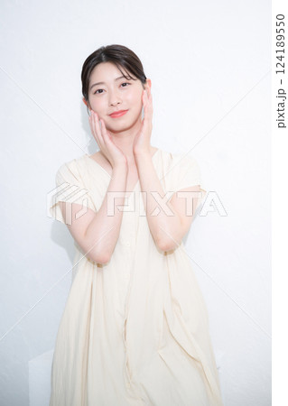 肌の艶感や透明感のある若い女性の美容やビューティーのスキンケアイメージ 肌の艶感や透明感のある若い女性の美容やビューティーのスキンケアイメージ 124189550