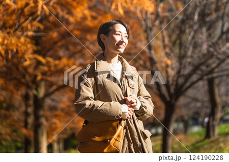 紅葉を楽しむ女性　ライフスタイルイメージ 124190228