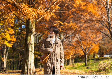 紅葉を楽しむ女性　ライフスタイルイメージ 124190232