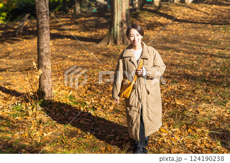 紅葉を楽しむ女性　ライフスタイルイメージ 124190238