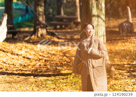 紅葉を楽しむ女性 ライフスタイルイメージ 紅葉を楽しむ女性 ライフスタイルイメージ 124190239