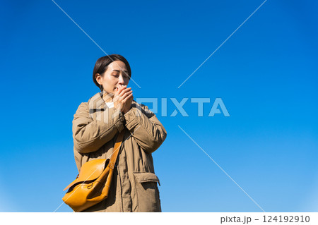 冬空に凍える女性 ライフスタイルイメージ 冬空に凍える女性 ライフスタイルイメージ 124192910