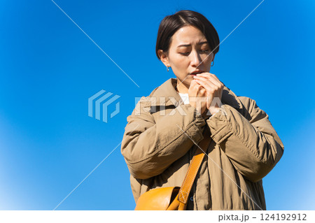 冬空に凍える女性　ライフスタイルイメージ 124192912